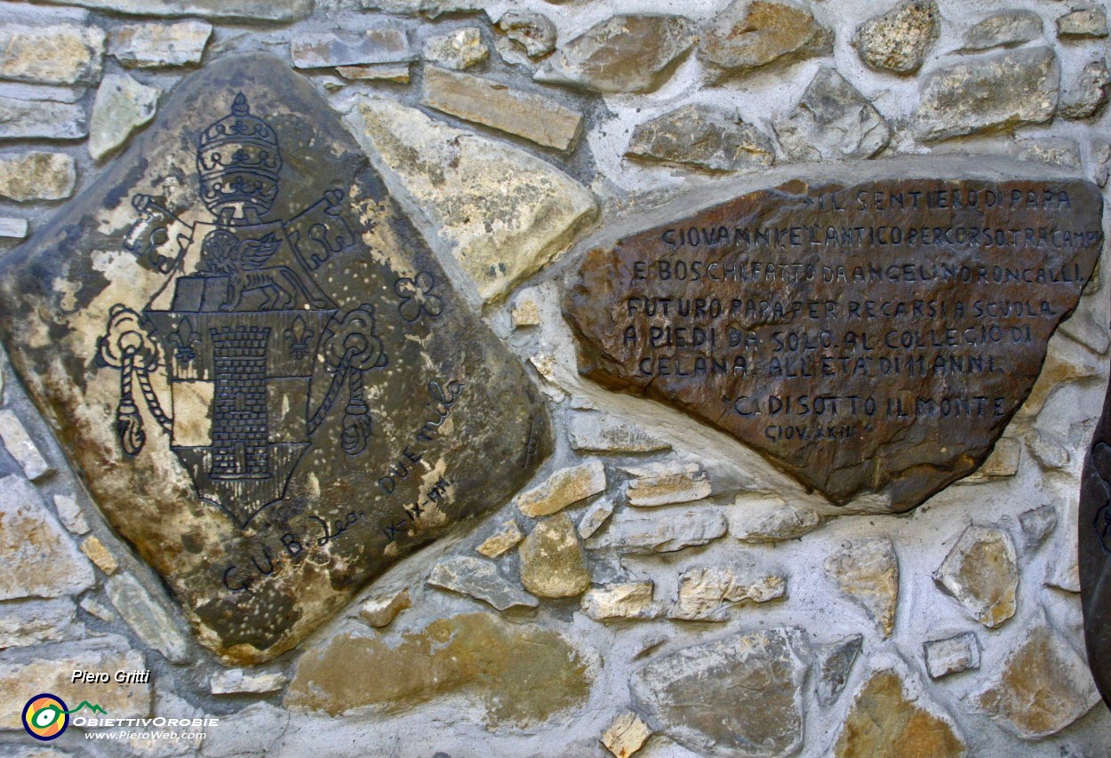 04 Una stele commemorativa segna l'inizio del sentiero di Papa Giovanni.JPG
